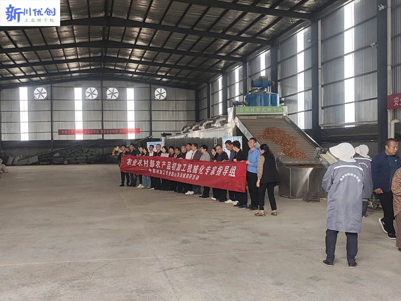 山西農業(yè)機械發(fā)展中心黨委書記攜運城市副市長，農業(yè)農村部機械化發(fā)展中心處長等多位領導、專家參觀我司設備，并給予高度肯定